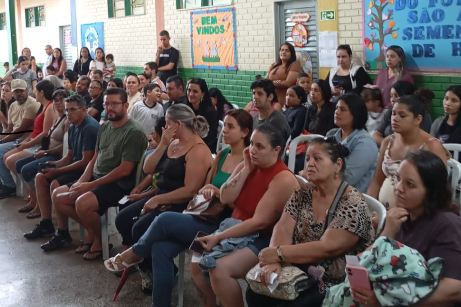 4e Comunidade celebra entrega de uniformes na Escola Municipal Valparaíso I‑E, em Valparaíso de Goiás