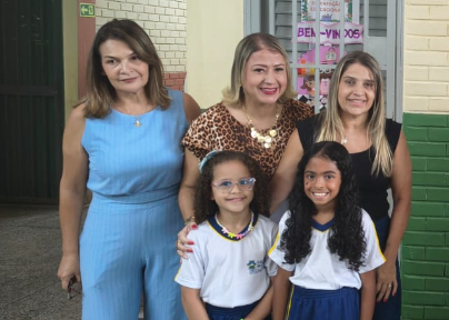 e2 Comunidade celebra entrega de uniformes na Escola Municipal Valparaíso I‑E, em Valparaíso de Goiás