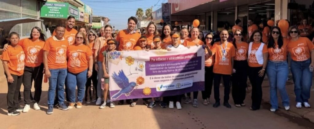 prefeito-marcus-vinicius-na-caminada-faz-o-bem-1024x422 Caminhada “Faça Bonito” mobiliza Valparaíso de Goiás em defesa da infância e marca engajamento da Educação e do governo municipal