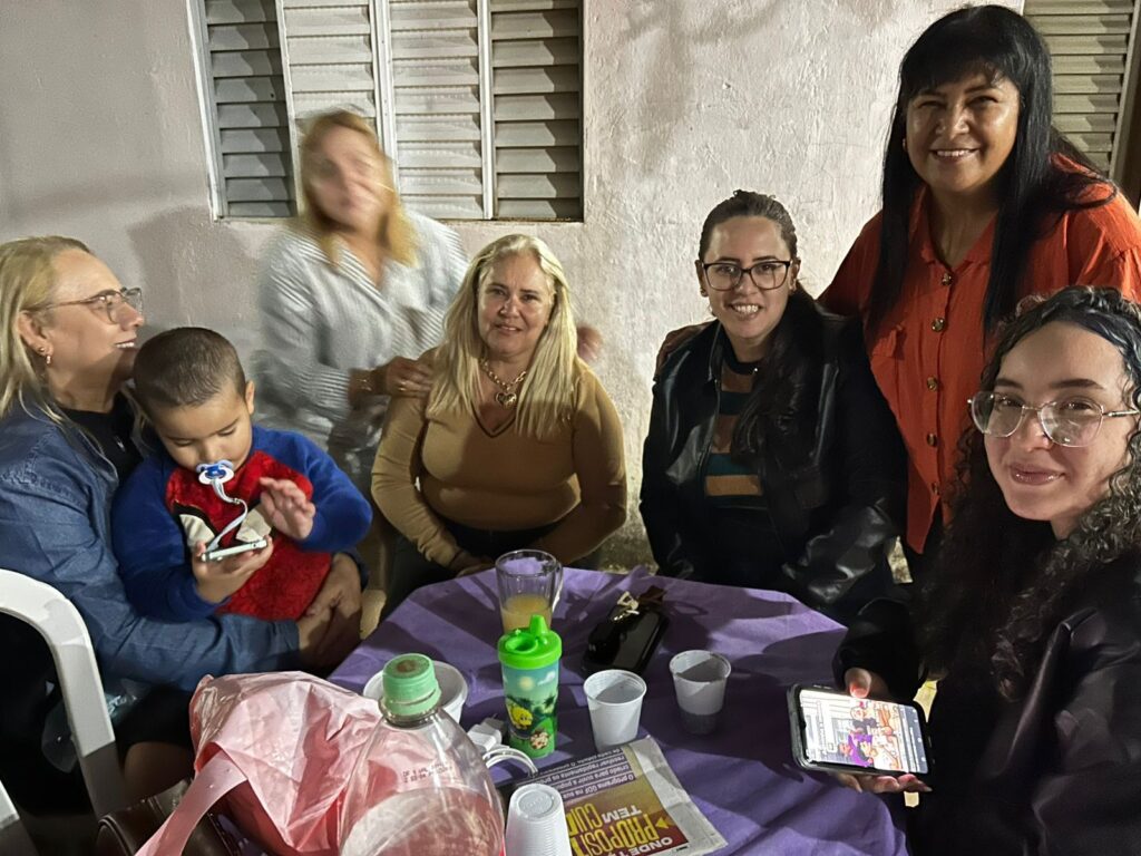 cida-moura-10-1024x768 Cida Moura é uma Mulher de garra, voz e ternura que uniu amigos e família para comemorar o seu aniversário