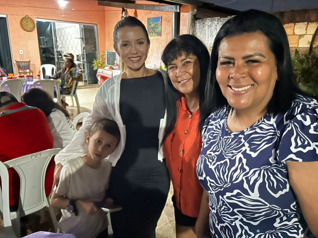 cida-moura-8-1024x768 Cida Moura é uma Mulher de garra, voz e ternura que uniu amigos e família para comemorar o seu aniversário