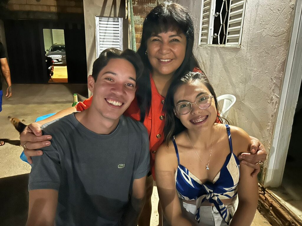 cida-moura-e-filho-1024x768 Cida Moura é uma Mulher de garra, voz e ternura que uniu amigos e família para comemorar o seu aniversário