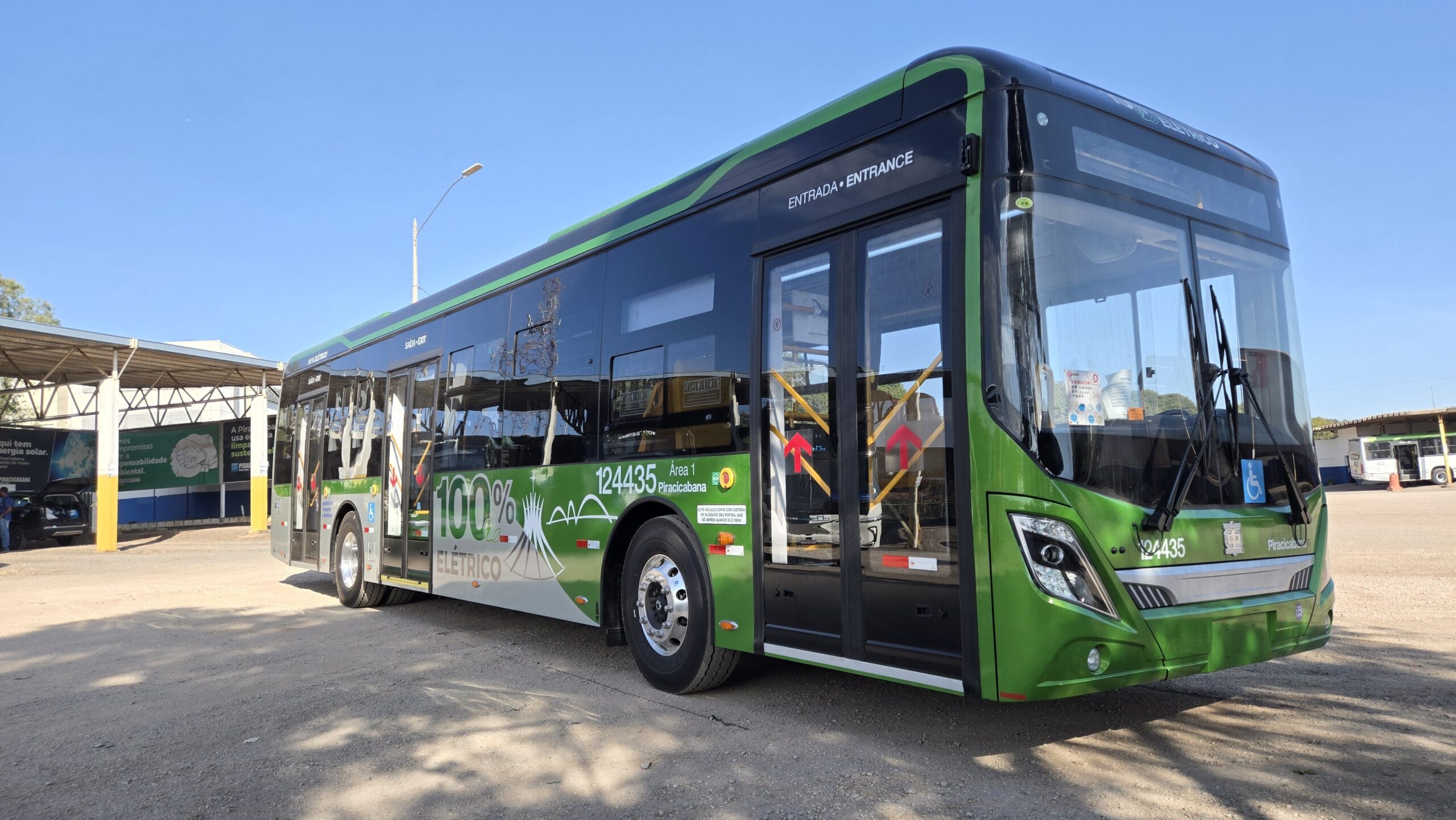 Os veículos são 100% elétricos, equipados com ar-condicionado, piso baixo, acessibilidade total e sistema de câmeras | Foto: Divulgação/Semob-DF